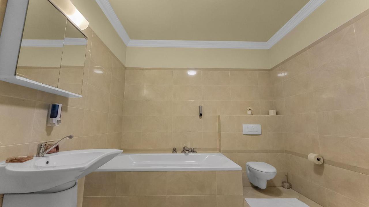 Adalbert Apartment *